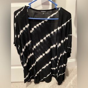 Torrid Black and white shawl size 0
